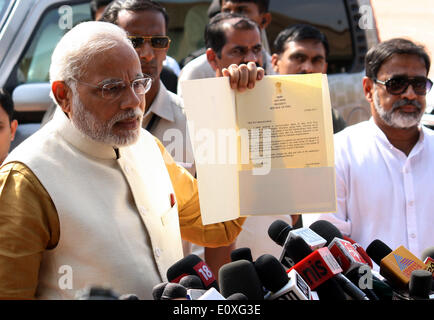 New Delhi, India. Il 20 maggio 2014. Primo ministro dell'India designare Narendra Modi (L) viene visualizzata una lettera dal presidente indiano che lo invita a formare il nuovo governo al di fuori del Palazzo Presidenziale a Nuova Delhi, India, 20 maggio 2014. Primo ministro dell'India designare Narendra Modi Martedì si è incontrato con il Presidente Pranab Mukherjee a quest'ultimo 's residenza ufficiale nella capitale nazionale e rivendicato il suo diritto a formare il prossimo governo. Credito: Partha Sarkar/Xinhua/Alamy Live News Foto Stock