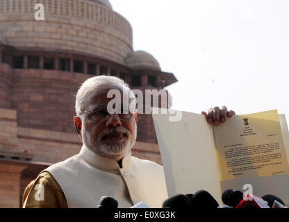 New Delhi, India. Il 20 maggio 2014. Primo ministro dell'India designare Narendra Modi visualizza una lettera dal presidente indiano che lo invita a formare il nuovo governo al di fuori del Palazzo Presidenziale a Nuova Delhi, India, 20 maggio 2014. Primo ministro dell'India designare Narendra Modi Martedì si è incontrato con il Presidente Pranab Mukherjee a quest'ultimo 's residenza ufficiale nella capitale nazionale e rivendicato il suo diritto a formare il prossimo governo. Credito: Partha Sarkar/Xinhua/Alamy Live News Foto Stock