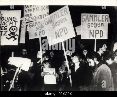 Nov. 19, 1966 - Monaco di Baviera scontri sui Rally Right-Wing studenti manifestano contro N.P.D. A Monaco di Baviera: diverse migliaia di persone, soprattutto studenti, si sono scontrati con neo nazisti la scorsa notte a Monaco di Baviera in cui Hitler tenuto manifestazioni naziste durante la sua salita al potere negli anni trenta. Gli scontri sono scoppiati al di fuori del Circus Krone arena, dove il National Democratic Party (NPD) aveva previsto di tenere un rally in liquidazione la loro campagna per Domenica è stato bavarese elezioni. Mostra fotografica di dimostranti fuori dal Circus Krone a Monaco di Baviera la notte scorsa portando cartelli cuscinetto anti-nazista di slogan. Foto Stock