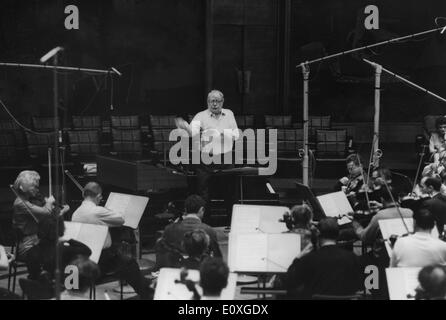 Sett. 9, 1966 - Parigi, Francia - CHARLES MUNCH dirige prove generali di Parigi Casa Radio per il suo settantacinquesimo compleanno concerto. Foto Stock