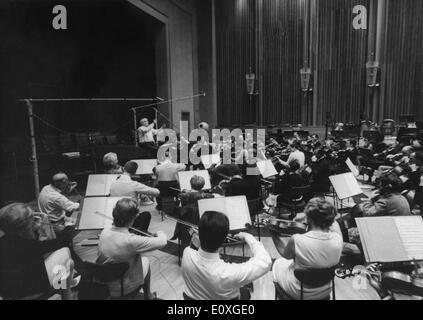 Sett. 9, 1966 - Parigi, Francia - CHARLES MUNCH dirige prove generali di Parigi Casa Radio per il suo settantacinquesimo compleanno concerto. Foto Stock