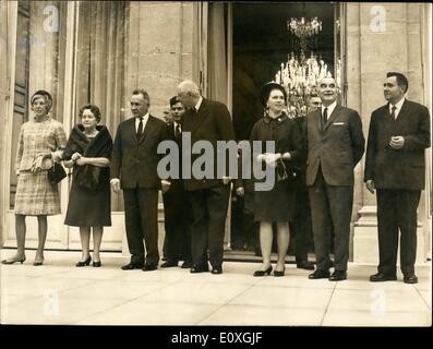 Il 12 Dic. 1966 - Kosygin su nove giorni in Francia: premier sovietico Alexei KOSYGIN arrivato a Parigi per nove giorni di visita in Francia: raffigurato su i passi dell'Elysee Palace da L.A R. : Mme Pompidou, moglie del Primo Ministro francese, Mme de Gaulle, Kosygin, De Gaulle, Ludmilla Gvichiani (Kosygin della figlia che accompagna il suo padre Mme Kosygin essendo malato); Il Primo Ministro Pompidou e Andrei Gromyko, il Ministro degli esteri sovietico. Foto Stock