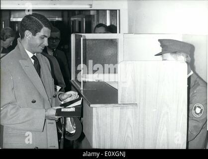 Ottobre 10, 1966 - Il 9 Ottobre è arrivato all'aeroporto-Riem American film di star a George Hamilton e l'attrice francese Marie Laforet, che suonano le parti principali del film ''Jack di diamanti''.24 ore fa suo George Hamilton fino a shot Johnson, figlia di US-Presidente Londra B. Johnson, che è romanticamente correlati con la stella di Hollywood, è stato uno dei più spettatori entusiasti Foto Stock