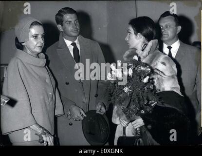 Ottobre 10, 1966 - Il 9 Ottobre è arrivato all'aeroporto-Riem American film di star a George Hamilton e l'attrice francese Marie Laforet, che suonano le parti principali del film ''Jack di diamanti''.24 ore fa suo George Hamilton fino a shot Johnson, figlia di US-Presidente Londra B. Johnson, che è romanticamente correlati con la stella di Hollywood, è stato uno dei più spettatori entusiasti Foto Stock