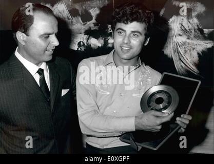 Ottobre 10, 1966 - il giovane cantante romana poco Tony, 22, ha ricevuto il suo primo 'golden record' per 1 milione di dischi venduti durante la sua Foto Stock