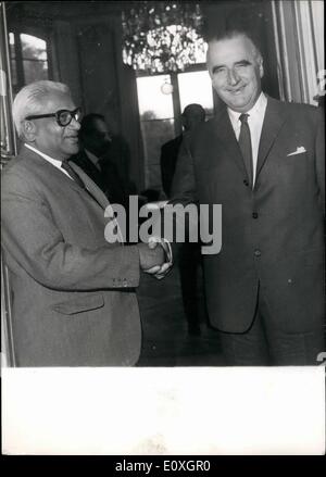 Ottobre 10, 1966 - PRIMO MINISTRO DELL'ISOLA DI MAURITIUS IN PARIGI SIR RAMGOOLAN SEEWOORAGUR, primo ministro dell'isola di Mauritius, È STATO RICEVUTO DAL PRIMO MINISTRO FRANCESE M. GEORGES POMPIDOU oggi. OPS: SIR RAMGOOLAN SEEWOORAGUR raffigurata con M. GEORGES POMPIDOU questo pomeriggio. Foto Stock