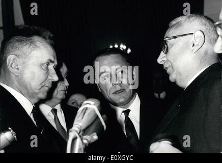 Il 12 Dic. 1966 - M. KOSYGIN CHI È IN VISITA A PARIGI HA RICEVUTO M.P.s FRANCESE E SENATORI al Quai d'ORSAY DOVE SI SOGGIORNA oggi. OPS: KOSYGIN raffigurata con M. ANDRE ARMENGAUD. Presidente del franco-sovietico di amicizia gruppo presso il Senato. Foto Stock