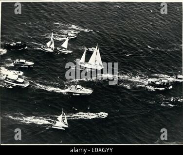 Il 12 Dic. 1966 - Francis Chichester dato Hero è il benvenuto nel porto di Sydney: Lone yachtsman, Francis Chichester, a bordo del suo ketch Gypsy Moth IV, è stato dato un eroe è il benvenuto, quando ha navigato in Sydney oggi. Punteggi delle piccole imbarcazioni bustled round Gypsy Moth IV come egli ha arrotondato le teste di Sydney in porto questa mattina, dopo la sua epica 13,750 miglia di viaggio da Plymouth. La foto mostra il Gypsy Moth IV, con lone yachtsman Francis Chichester a bordo, circondata da piccole imbarcazioni che batte la sua strada fino a Sydney Harbour dopo l epica 108 Viaggio di un giorno da Plymouth. Foto Stock