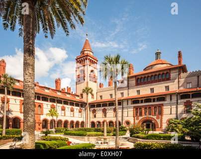 La mattina presto nel cortile del maestoso Flagler College (precedentemente il Ponce de Leon Hotel) in Sant'Agostino, Florida, Stati Uniti d'America. Foto Stock