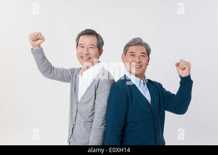 Due uomini anziani tifo Foto Stock