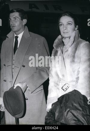 Ottobre 10, 1966 - Il 9 Ottobre è arrivato all'aeroporto-Riem American film di star George Hamilton e l'attrice francese Foto Stock