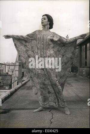 Ottobre 10, 1966 - Basta presenta uno stile Arabico Mode Paris Couturier Basta è che mostra la sua collezione di ''Arabian'' abiti. La foto mostra ''Gandura'', uno degli abiti arabi modellato da un manichino su un tetto. Foto Stock