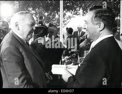 Ottobre 10, 1966 - Dr. Erich Mende è 50 anni. Un giorno dopo il ''Koalitionskrise'' (governo-crisi) a Bonn (questo era il Ott. 27th) Dr Erich Mende potrebbe festeggiare il suo cinquantesimo compleanno. Dr Mende, chi è stato vicecancelliere e ministro tedesco per la EST OVEST-tedesco domande e si è dimesso il 27 ottobre da queste due posizioni in connessione con il Household-Problems del governo, è il leader della FDP (Freie Demokratische Partei). Insieme con il Dr Foto Stock