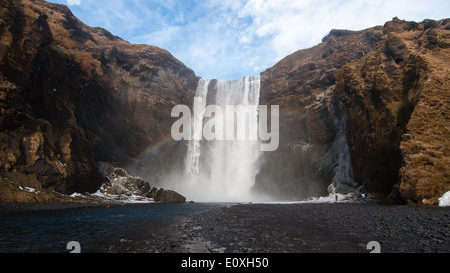 Da qualche parte al di là dell'arcobaleno, da qualche parte su Skogafoss, Islanda. Foto Stock