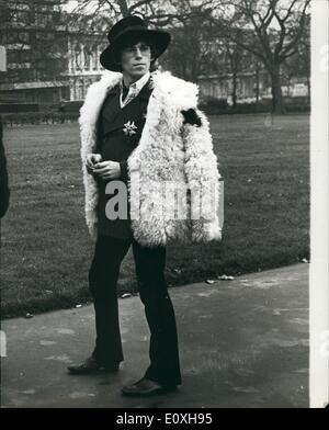 Gen 01, 1967 - Rolling Stones per Ed Sullivan Show : vi era un foto-chiamata a Londra questo pomeriggio per i Rolling Stones, prima di loro in volo per gli Stati Uniti il venerdì il tredicesimo () per intraprendere la costa a costa Ed Sullivan Show sulla televisione di domenica il 15th. Le pietre di volare per tornare in Inghilterra per fare la loro prima apparizione di sempre la domenica seguente sul palladio show televisivo. La foto mostra uno dei Rolling Stones - Keith Richard, raffigurato nel parco verde di oggi. Foto Stock