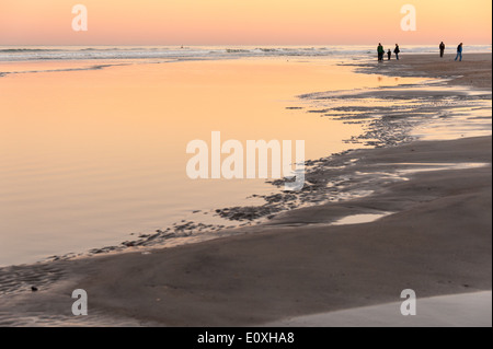 Godendo la tranquilla bellezza di un pastello tramonto dal bordo dell'acqua a Jacksonville Beach, Florida, Stati Uniti d'America. Foto Stock