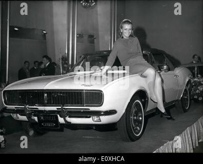 Ottobre 10, 1966 - Motor Show per aprire il 6 ottobre il motore annuale mostra sarà aperto presso la Porte de Versailles, Parigi, Ottobre 6th. OPS: una Chevrolet Camaro (General Motors) in mostra al Hilton Hotel, Parigi. Foto Stock