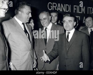 16 ottobre 1966 - Roma Ottobre 1966=Jack Valenti, ex-Presidente:Johnson consellor e ora presidente della MPAA (Motion Picture Association of America), ha visitato oggi Cinecitta. La foto mostra il Jack Valenti, diritto, parlando con il direttore Federico Fellibi e miinister Giorgio BO (centro) Foto Stock