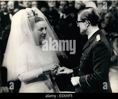 Gen 01, 1967 - Princess Margriet dei Paesi Bassi si sposi: la principessa Margriet, 23, la terza figlia della regina Juliana, dei Paesi Bassi, è stata oggi sposato a 28-anno-vecchio il Sig. Pieter van Vollenhoven, in materia civile e la chiesa protestante cerimonie presso l'Aia. La foto mostra: la principessa Margriet luoghi le nozze anello al dito di hee sposo durante il servizio in chiesa a l'Aia oggi. Foto Stock