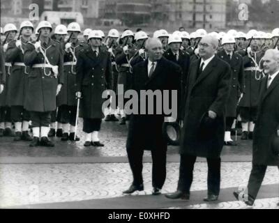 Gen 01, 1967 - Presidente Nikolai Podgorny - la prima testa sovietica di stato a visitare il paese - è arrivato oggi a Roma per una settimana- lunga visita in Italia. L'ultima visita di un russo capo di stato in Italia è stata da Zar Nicola II nel 1909. La visita Podgoray restituisce uno dall allora Presidente Giovanni Gronchi a Mosca nel 1960. La foto mostra il Presidente Nikolai Podgorny accompagnato dal Presidente Giuseppe Saragat Ispezione della Guardia d'onore dopo il suo arrivo all'aeroporto di Ciampino. Foto Stock