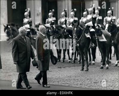 Gen 01, 1967 - Presidente Nikolai Podgorny - la prima testa sovietica di stato a visitare il paese - è arrivato oggi a Roma per una settimana in visita in Italia. L'ultima visita di un russo capo di stato in Italia è stata da Zar Nicholar II nel 1909. Il Podgorny visita restituisce uno dall allora Presidente Giovanni Gronchi a Mosca nel 1960. La foto mostra il Presidente Nikolai Podgorny e Presidente Giuseppe Saragat ispezionando il ''Corazzieri'' guardia, nel cortile del Palazzo del Quirinale. Foto Stock