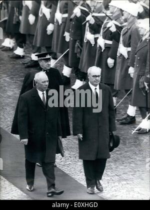 Gen 01, 1967 - Presidente Nikolai Podgorny - la prima testa sovietica di stato a visitare il paese - è arrivato oggi a Roma per una settimana in visita in Italia. L'ultima visita di un russo capo di stato in Italia è stata da Zar Nicola II nel 1909. La visita Pedgorny reture uno dall allora Presidente Giovanni Grenchi a Mosca nel 1960. Po- Presidente Nikolai Pedgorny accompagnato dal Presidente Giuseppe Saragat Ispezione della Guardia d'onore dopo il suo arrivo all'aeroporto di Ciampino. Foto Stock