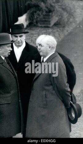 Gen 01, 1967 - Roma, 24.1.67. Presidente Nikolai Podgorny la prima testa sovietica di stato per visitare il paese è arrivato oggi a Roma per una settimana in visita in Italia. L'ultima visita di un russo capo di stato in Italia è stata da Zar Nicola II nel 1909. Il Podgorny visita restituisce uno dall allora Presidente Giovanni Gronchi a Mosca nel 1960. OPS: Presidente Nikolai Podgorny e Presidente Giuseppe Saragat parlare dopo l arrivo all aeroporto di Ciampino. Foto Stock