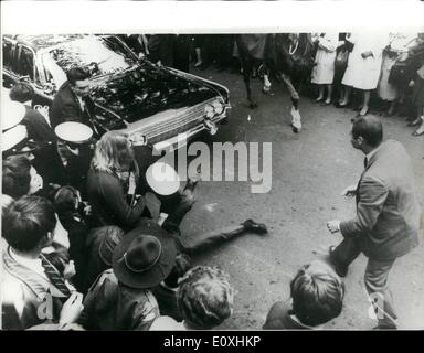 Ottobre 21, 1966 - 21-10-66 Presidente Johnson's car bombardati con vernice a Melbourne. Il presidente Johnson's bubbletop limousine è stata bombardata con vernice rossa e verde oggi, durante un tumultuoso per il giro della Papamobile attraverso Melbourne, cospargendo la vettura e spegnimento del servizio segreto guardie. Nessuno in auto è stato ferito. La foto mostra: Polizia di benna mordente con un uomo che ha gettato la vernice sul presidente Johnson auto oggi a Melbourne. Foto Stock