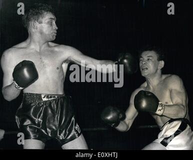 Gen 01, 1967 - Londra:Welshman Howard Winstone ha segnato un 10- round decisione stasera su America's RICHIE (SWEET SUE oeo giù per un conteggio di due come British featherwe ohampion HOWARD WINSTONE sorge a parte nello scorso round di loro 10 3 minuto round. Peso piuma internazionale concorso presso la Royal Albert Hall questa sera, 17 gennaio. Winstone win su Sue, da Portland, Oregon, lo mette in lino per un altro truffatore al Vicente Saldivar del mondo di piuma titolo. Winstone sceso sue per un oount di due nel finale di sessione con una serie di sinistra hooka. Foto Stock