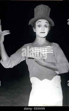 Gen 03, 1967 - Marcel Marceau è attualmente figuranti nella Berlino Ovest Teatro e dimostra ancora una volta che egli è il miglior pantomima nel mondo. Marceau dedica quasi la metà del suo programma a ''Monsieur BIP,'' il suo più famoso atto. Monsieur bip, il ''grande po'' uomo, festeggia il suo ventesimo compleanno quest'anno! Foto Stock