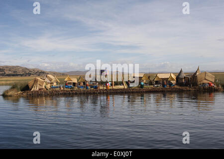 Puno, Perù. 13 Maggio, 2014. Le persone lavorano su Los Uros isola galleggiante sul Lago Titicaca Puno, regione, Perù, 13 maggio 2014. Il lago Titicaca e le sue isole galleggianti in Perù Puno regione hanno non solo le attrazioni naturali ma anche di cultura unica causa del quechua persone da Juliaca vivono lì. Il lago Titicaca si trova a Collao altopiano, con le isole di Luna, Taquile, Amantani, Uros e Suriqui in esso. © Luis Camacho/Xinhua/Alamy Live News Foto Stock