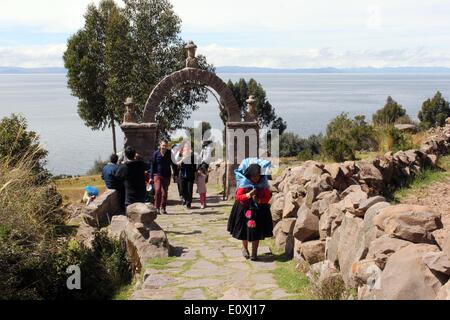 Puno, Perù. 13 Maggio, 2014. Una donna cammina su una strada a Taquile isola galleggiante sul lago Titicaca, nella regione di Puno, Perù, 13 maggio 2014. Il lago Titicaca e le sue isole galleggianti in Perù Puno regione hanno non solo le attrazioni naturali ma anche di cultura unica causa del quechua persone da Juliaca vivono lì. Il lago Titicaca si trova a Collao altopiano, con le isole di Luna, Taquile, Amantani, Uros e Suriqui in esso. © Luis Camacho/Xinhua/Alamy Live News Foto Stock