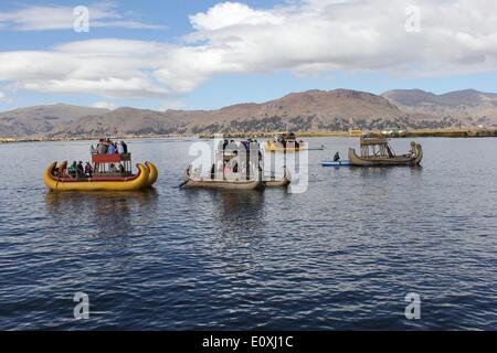 Puno, Perù. 13 Maggio, 2014. Persone vela sul lago Titicaca, nella regione di Puno, Perù, 13 maggio 2014. Il lago Titicaca e le sue isole galleggianti in Perù Puno regione hanno non solo le attrazioni naturali ma anche di cultura unica causa del quechua persone da Juliaca vivono lì. Il lago Titicaca si trova a Collao altopiano, con le isole di Luna, Taquile, Amantani, Uros e Suriqui in esso. © Luis Camacho/Xinhua/Alamy Live News Foto Stock