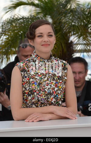 Cannes, Francia. Il 20 maggio 2014. CANNES, Francia - 20 Maggio: Marion Cotillard assiste la "due giorni e una Notte' photocall al 67th annuale di festival di pellicola di Cannes il 20 maggio 2014 a Cannes, Francia. Credito: Federico Injimbert/ZUMAPRESS.com/Alamy Live News Foto Stock