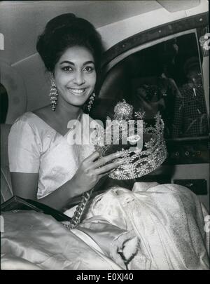 Nov. 11, 1966 - Miss Mondo va alla Mansion House: Miss India - 25 enne Reita Faria, che ha incoronato Miss Mondo al Lyceum ballroom di Londra la scorsa notte questa mattina sono andato alla Mansion House per visitare il Sindaco di Londra. La foto mostra la nuova Miss Mondo Reita Faria nella foto con la sua corona e sceptr in auto quando ha lasciato l'hotel per la Mansion House questa mattina. Foto Stock