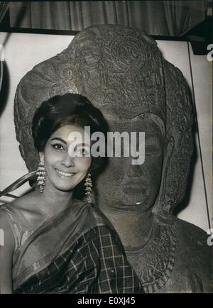 Nov. 11, 1966 - Miss Mondo si ferma per una buona tazza di tè: Reita Faria, 23-enne Miss India, ha avuto oggi una possibilità per rilassarsi dopo la sua prima settimana intensa come Miss Mondo. Lei è andato all'India centro di tè in Oxford Street per una gradita tazza di tè. Il centro di tè, il quale è gestito dal consiglio di amministrazione dell'India, ha avuto di recente un lifting. Esso è stato completamente riprogettato e decorate. Sempre il tè sul display è venduto nel nuovo e moderno a pacchi. Mostra fotografica di Reita Faria - Miss Mondo - nella foto durante la sua visita all'India centro di tè di oggi. Foto Stock