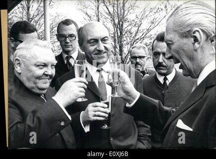 Febbraio 04, 1967 - Il Professor Erhard girato 70 il 4 febbraio e contro la sua volontà, molte delle sue politiche e personali compatrioti hanno organizzato una festa per lui. Nella foto da sinistra a destra prima fila: prof. Il dott. Erhard, architetto e illustratore di Ernst Maria Lang, e cancelliere Kiesinger tostare il ''compleanno boy. Foto Stock