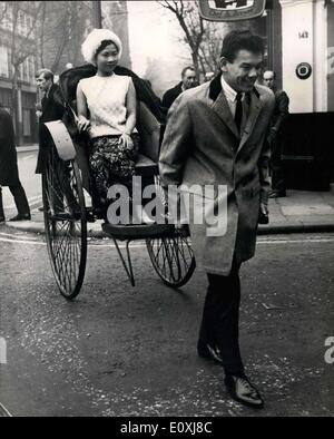 Gen 09, 1967 - Ritchie Luisa Rossi per soddisfare Howard Winstone: classifica mondiale pesi piuma, Righie Sue, di Cinese - Irish filiazione, da Portland, Oregon, è a Londra per incontrare Howard Winstone il 17 gennaio presso la Royal Albert Hall. Mostra immagine: Ritchie Sue, ha avuto oggi il pranzo presso i giovani Ristorante Cinese - ed è visto arrivare ci tira un ristorante - ed è visto arrivare ci tira un rickshaw, seduto in cui è 21-anno-vecchio Lili Lim, da Hongkong. Foto Stock