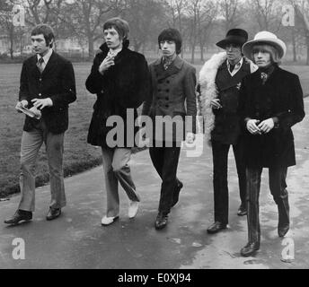 I Rolling Stones a passeggiare nel parco verde Foto Stock