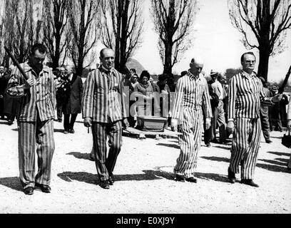 Ex prigionieri in marcia silenziosa al campo di concentramento di Dachau Memorial Foto Stock