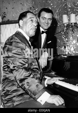 Musicista jazz Duke Ellington con il tedesco band leader Max Gregor Foto Stock