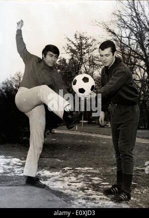 Il cantante Roy nero e soccer champion Franz Beckenbauer di calcio di un pallone Foto Stock