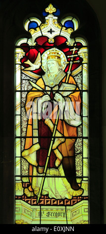 Finestra di vetro colorato, il Papa san Gregorio Magno, uno dei 4 medici latina, c. 1890 dalla Heaton, Butler & Bayne, West Newton, Norfolk Foto Stock