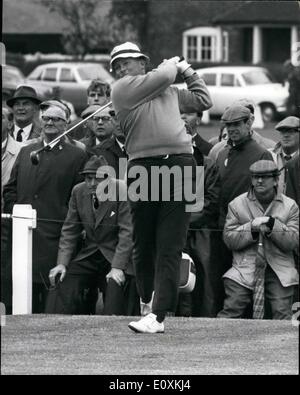 Maggio 05, 1967 - Walker Cup Golf a sandwich. Il Walker Golf Cup match tra la Gran Bretagna e gli Stati Uniti ha iniziato sulle maglie del Royal St George's Golf Club Sandwich. Keystone Mostra fotografica di:- R.J. Murphy (USA), unità off dal primo tee - durante Foursomes a sandwich. Foto Stock