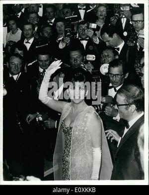 Maggio 05, 1967 - Gina al Festival del Cinema di Cannes. La foto mostra il famoso film italiano star Gina Lollobrigida, è raffigurato circondato da fotografo, quando arrivò a partecipare alla mostra di uno dei film all'20esimo. Festival del Cinema di Cannes. Foto Stock