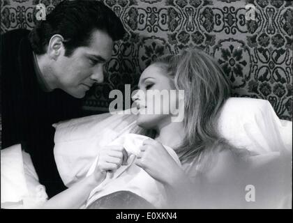 Mar 03, 1967 - ''Il dolce Signore'" è il titolo del film in cui le nostre belle donne sono i protagonisti di quattro storie diverse, ma che volano parallelamente diventa le donne sono friendfs.la donna sono quattro stelle internazionale: Virna Lisi, Ursula Andress, Claudine Adger e Marisa Kell. Foto Stock