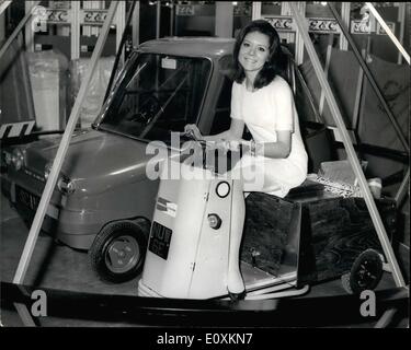 Mar 03, 1967 - Ideal Home Exhibition. Speciale Giornata di visualizzazione. La foto mostra l'attrice Diana Rigg, sul Sandors raccoglitore elettrico scooter - oggi in questa speciale Giornata di visualizzazione di l'Ideal Home Exhibition, che si apre a Olympia domani. In fondo è il nuovo picaro auto. Foto Stock