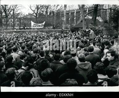 Mar 03, 1967 - La "it-NELL'' gli studenti prendono parte in dimostrazione marzo: molte centinaia di studenti, di cui molti del "it-NELL'' studenti presso la London School of Economics, ha preso parte a manifestazioni marzo dalla scuola, off Aldwych, a Lincoln' s Inn i campi, dove hanno tenuto un rally. Mostra fotografica di Pietro Wathenston, Presidente eletto degli studenti presso la London School of Economics,è visto affrontare gli studenti in Lincoln' s Inn campi oggi. Foto Stock