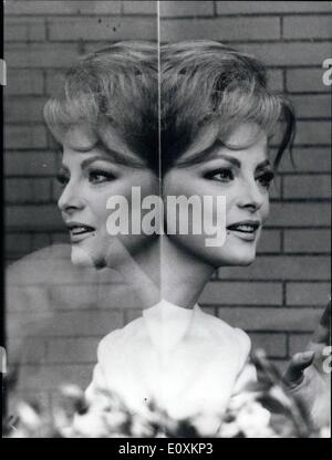 Mar 03, 1967 - ''Il dolce Signore'" è il titolo del film in cui quattro belle donne sono i protagonisti di quattro storie diverse, ma che volano parallelamente, perché le donne sono amici. La donna sono quattro stelle internazionale; Virna Lisi; Ursula Andress, coclea di Claudine e Marisa Mell. La foto mostra la bionda attrice italiana Virna Lisi in una scena del film. Foto Stock