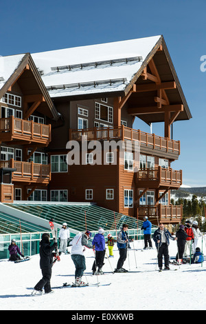 Grand lodge e gli sciatori e gli snowboarder, picco 8, Breckenridge, Colorado, STATI UNITI D'AMERICA Foto Stock